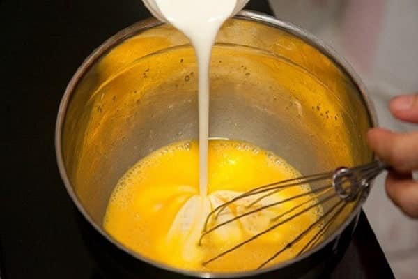 Đánh tan trứng cùng với bơ và sữa