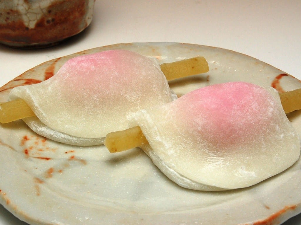 Hanabiramochi - bánh mochi hình cánh hoa đào