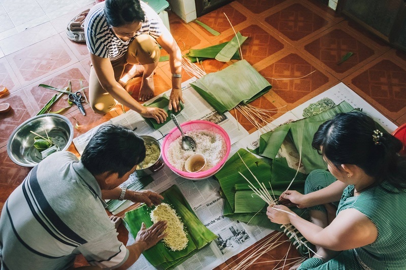 Hướng dẫn cách gói bánh chưng dài bằng lá dong