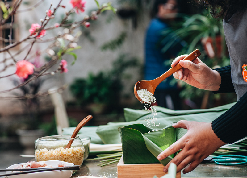 Hướng dẫn cách gói bánh chưng dài bằng khuôn