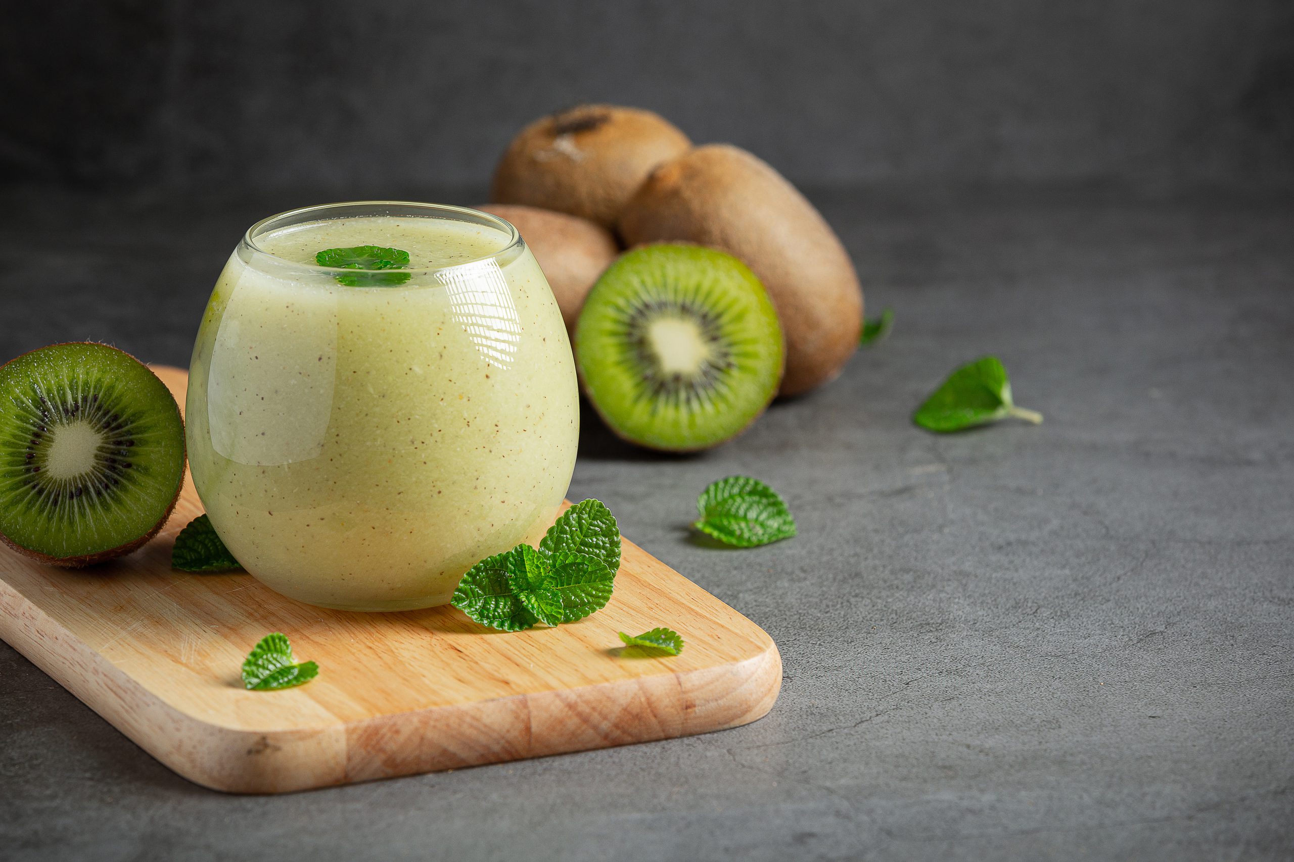 Nước ép kiwi là nguồn cung cấp vitamin C dồi dào