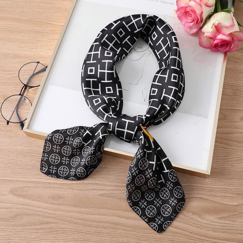 Khăn lụa là phụ kiện thời trang rất được chị em phụ nữ yêu thích