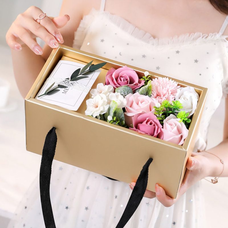 Hộp hoa sáp là món quà tặng 20/10 cho khách hàng có giá trị lâu dài, đẹp