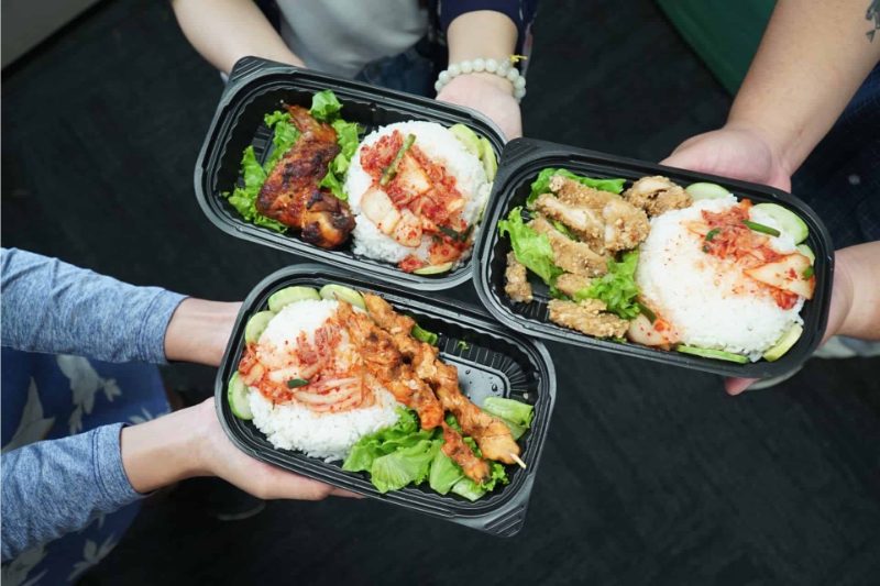 Bán cơm văn phòng trên mạng xã hội hoặc app giao đồ ăn