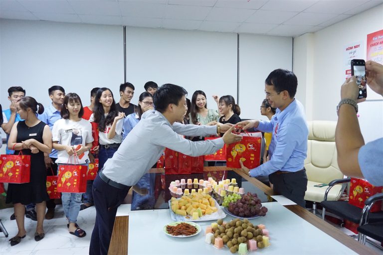 Quà Tết tặng nhân viên có phải xuất hóa đơn không? Hướng dẫn đầy đủ 2025