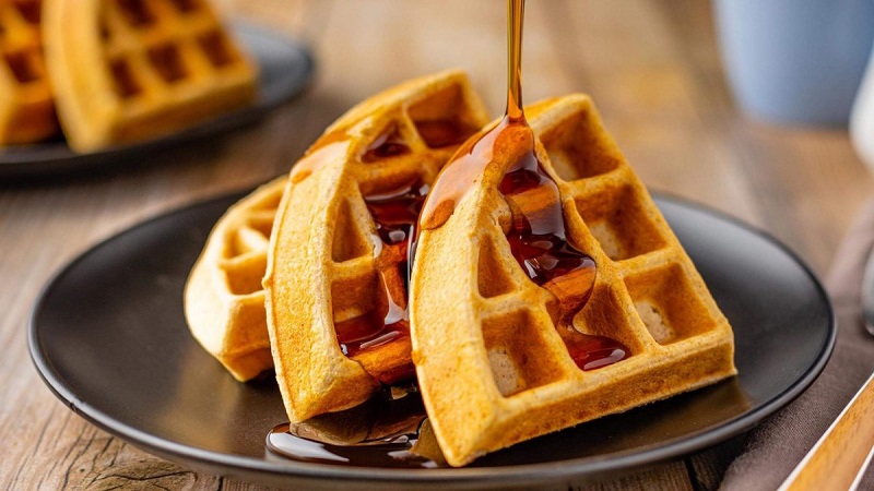 Nướng bánh Waffle thơm ngon 