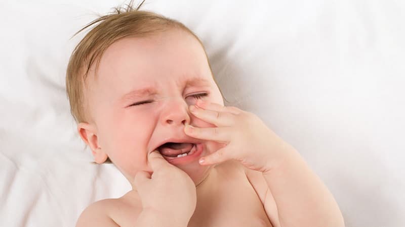 Nguyên nhân dẫn đến tình trạng bé bị sốt nhưng vẫn chơi bình thường do mọc răng
