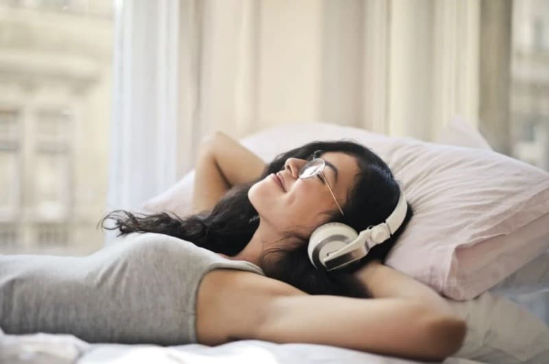 Bí quyết ngủ ngon dù căng thẳng - Nghe nhạc êm dịu