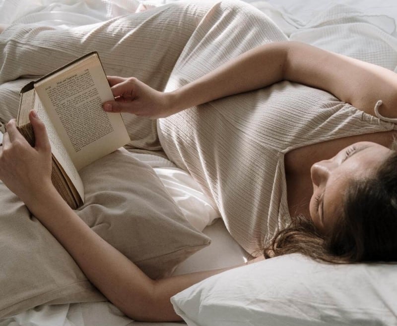 Bí quyết ngủ ngon dù căng thẳng - Đọc sách, tạp chí