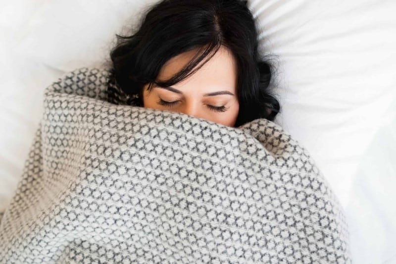 Bí quyết ngủ ngon dù căng thẳng - Hạ nhiệt độ phòng ngủ