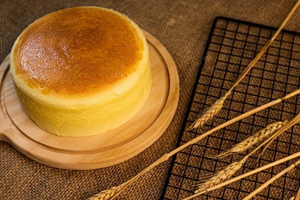 Hướng dẫn cách làm bánh bông lan đơn giản, dễ thực hiện ngay tại nhà