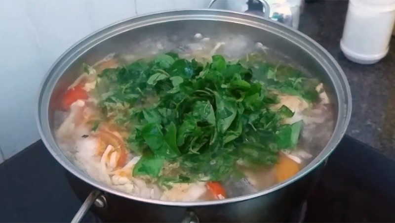 Cách nấu canh chua cá bớp lá giang