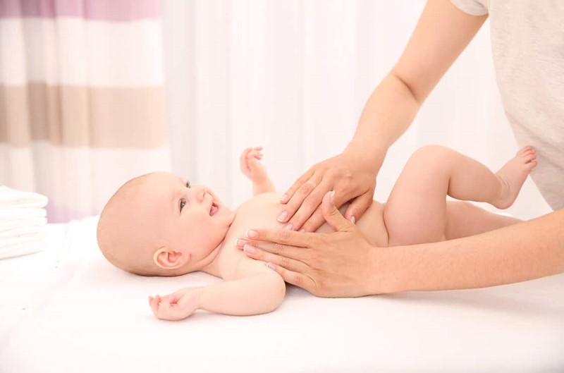 Cách trị bệnh táo bón kéo dài ở trẻ em hiệu quả - Massage bụng cho bé