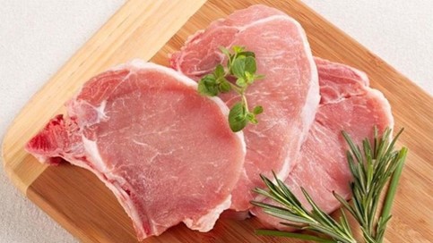 Thịt cần được lọc sạch mỡ và da trước khi làm