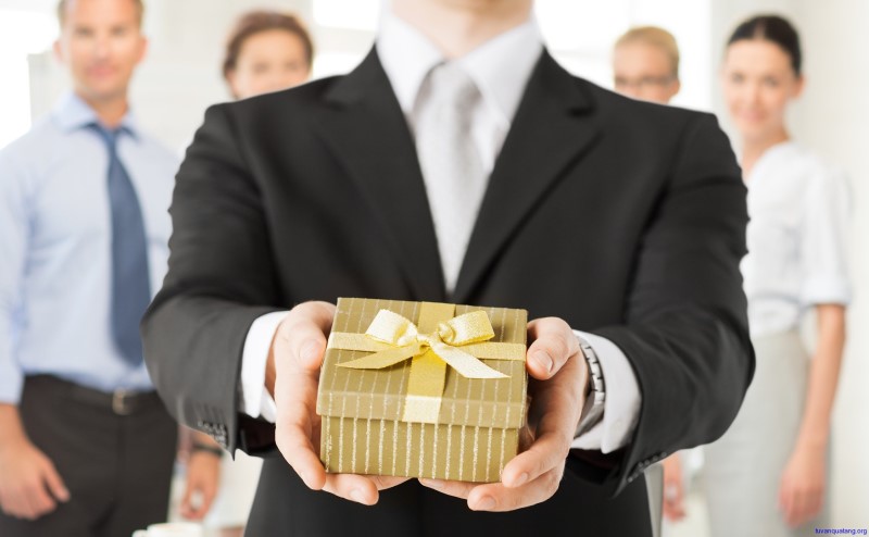 Mục đích quà tặng doanh nghiệp cuối năm là gì? Ý nghĩa của quà tặng doanh nghiệp cuối năm