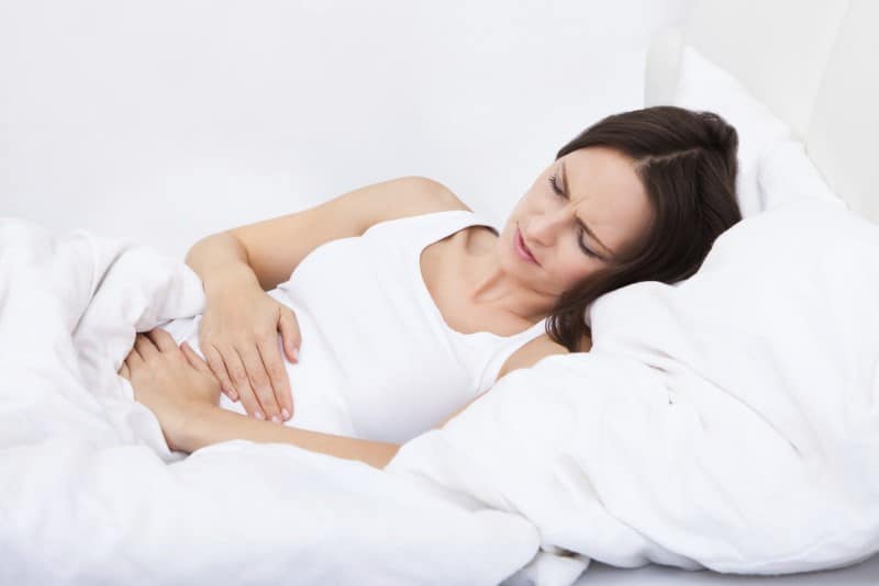 Đau bụng âm ỉ có thể là dấu hiệu của mang thai