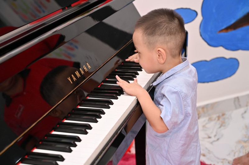 Trẻ chậm nói có thêm 7 biểu hiện này là em bé thông minh bẩm sinh - Có năng khiếu âm nhạc